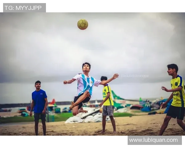 中国小学生足球赛决赛精彩纷呈 场面激烈堪比职业比赛激情四溢